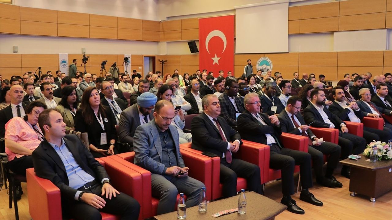 Kayseri'de Temiz Enerjili Araçlar Konferansı Düzenlendi