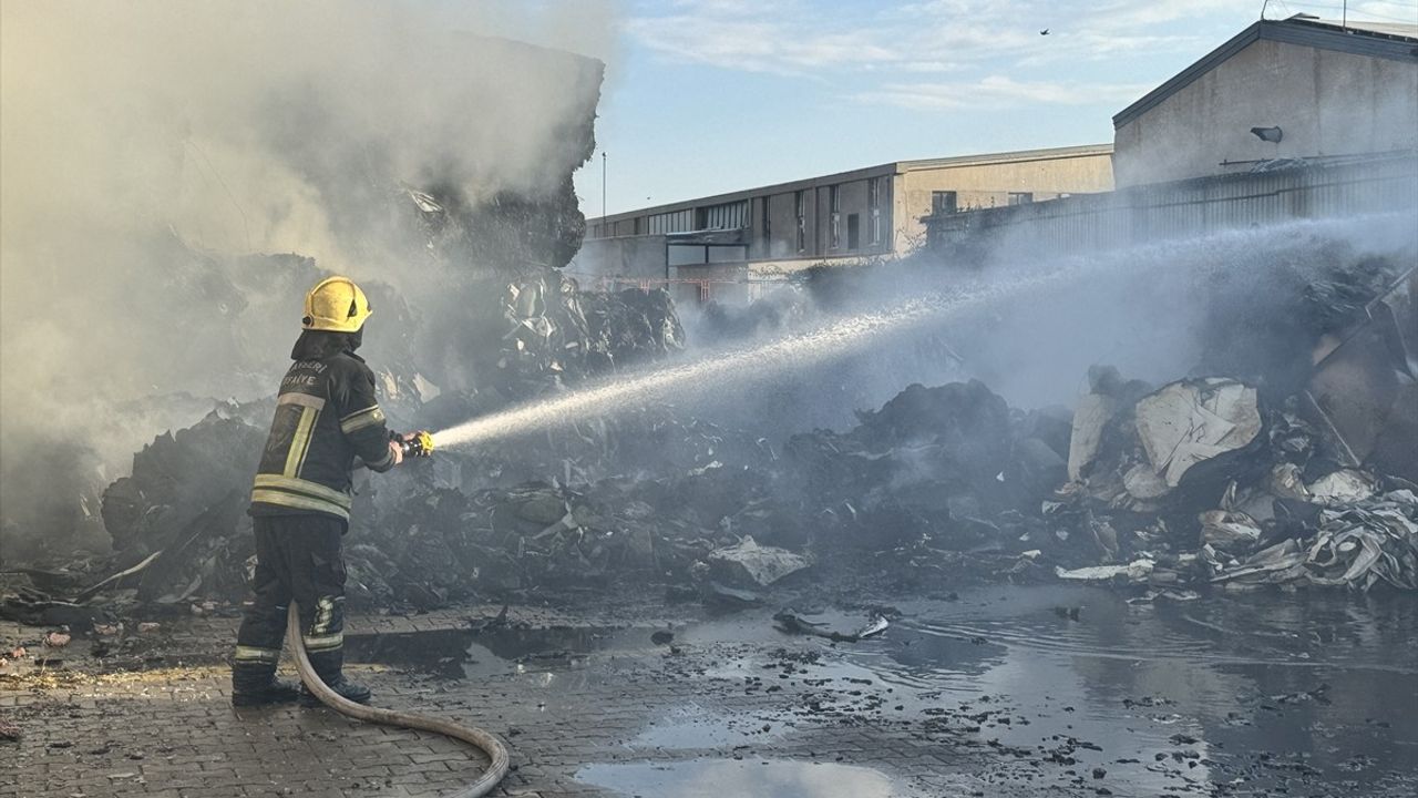 Kayseri'deki Keçe Fabrikasında Yangın