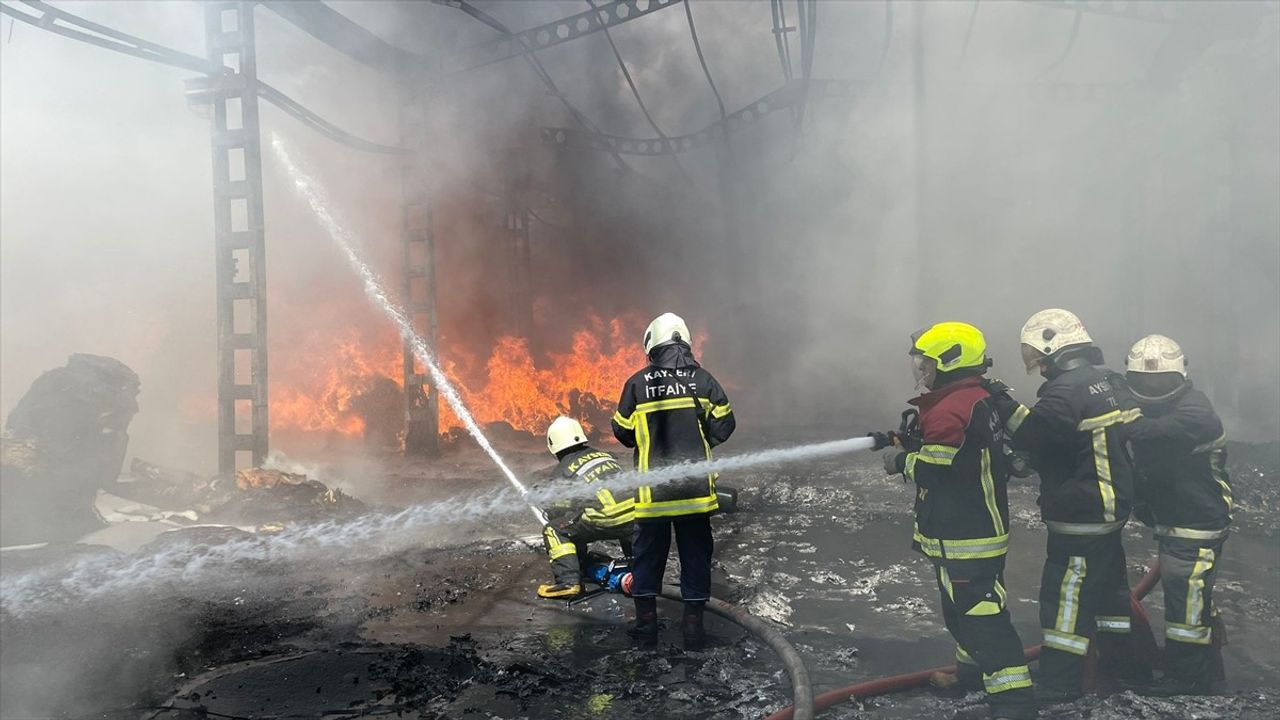 Kayseri'deki Sünger Fabrikasında Yangın Çıktı