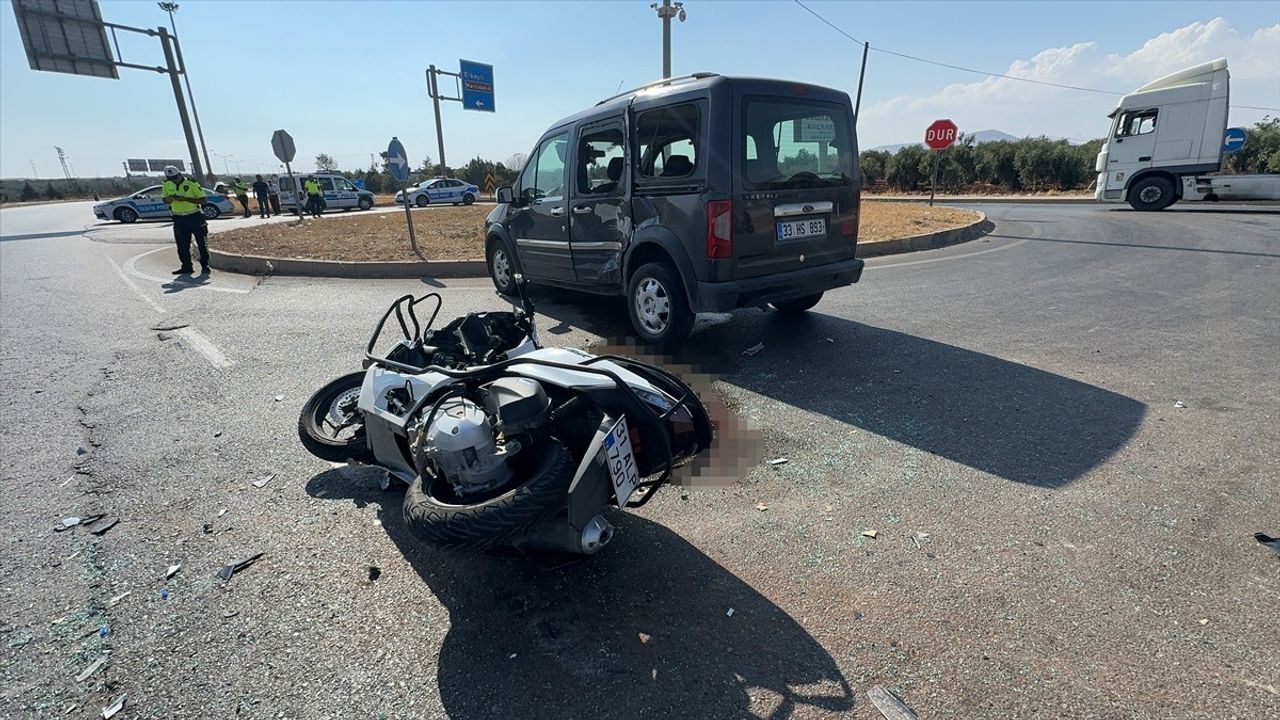 Kilis'te Motosiklet ve Hafif Ticari Araç Çarpıştı, 2 Yaralı