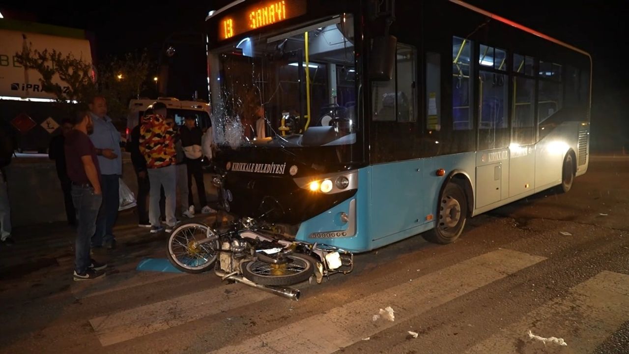 Kırıkkale'de Halk Otobüsü Motosikletle Çarpıştı: Bir Ölüm, Bir Yaralı