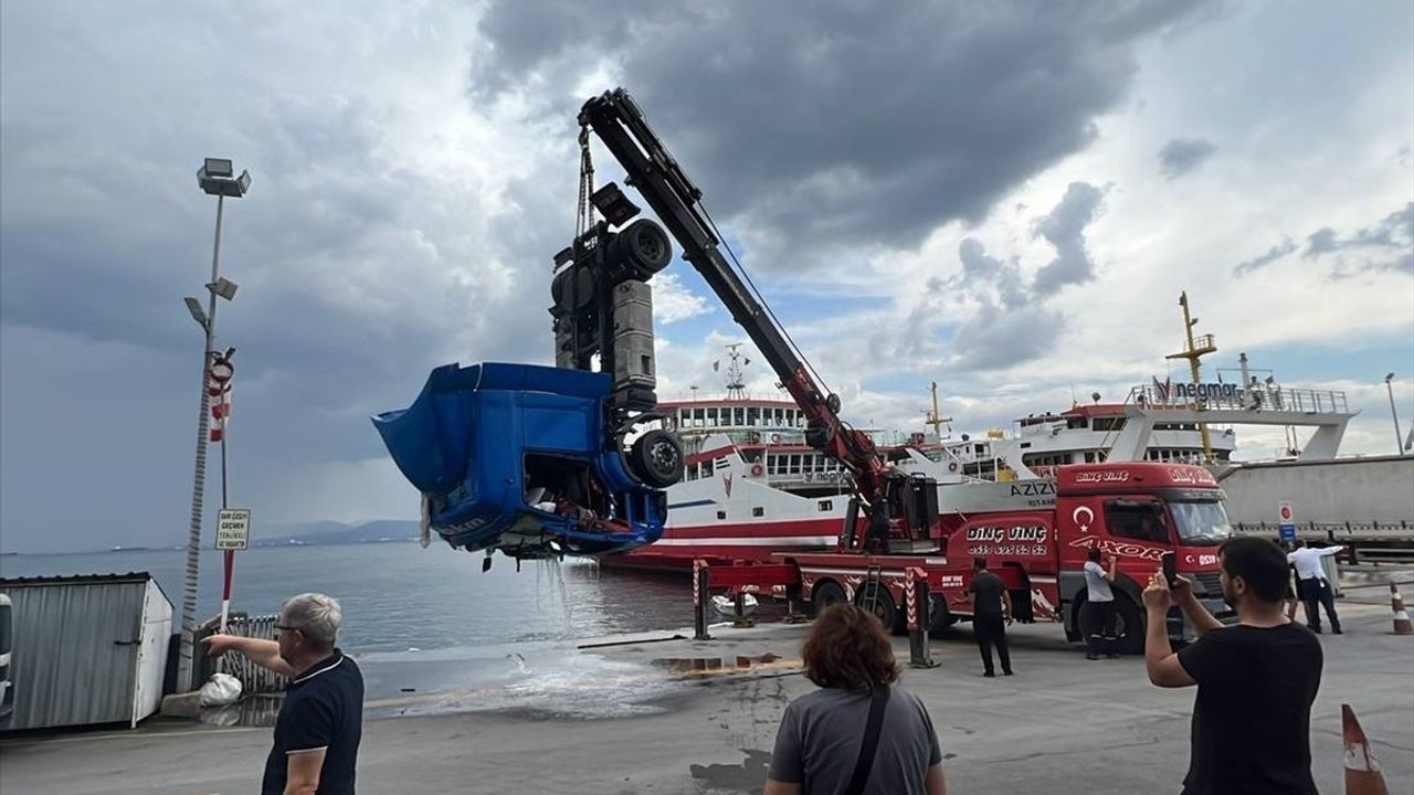 Kocaeli'de Freni Boşalan Tırın Denize Düşüşü Kameralara Yansıdı