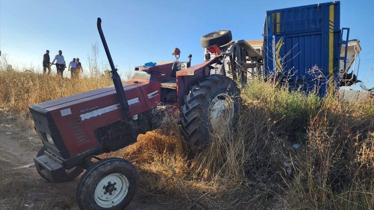 Konya'da Minibüs ve Traktör Çarpışması: 2 Ölü, 9 Yaralı