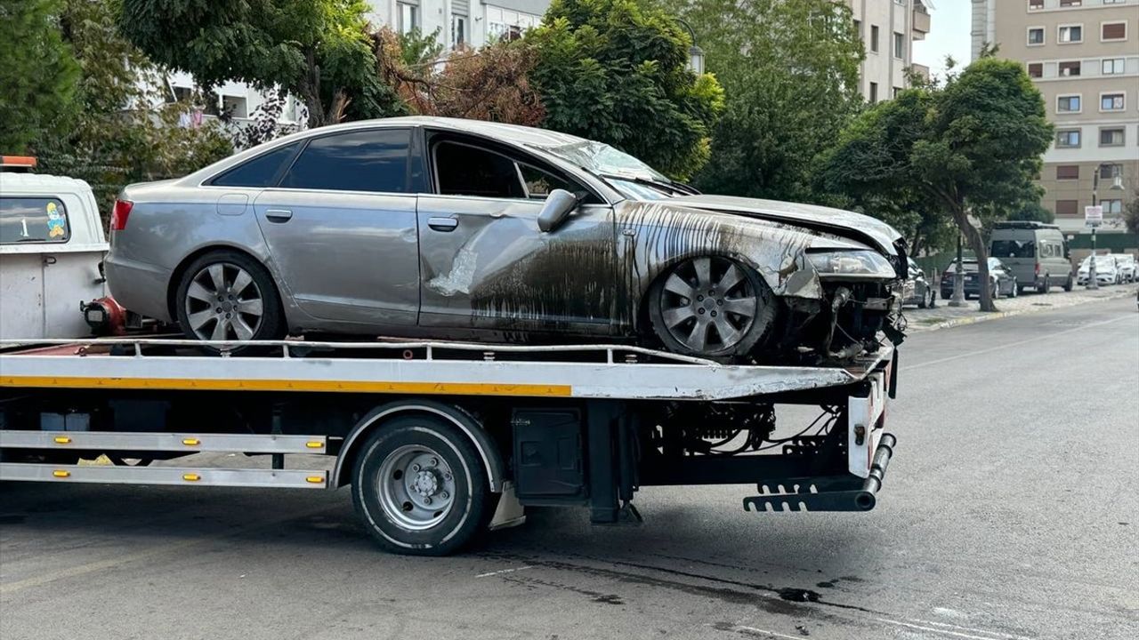 Maltepe'de Aydınlatma Direğine Çarpan Araçta Sürücü Yaralandı