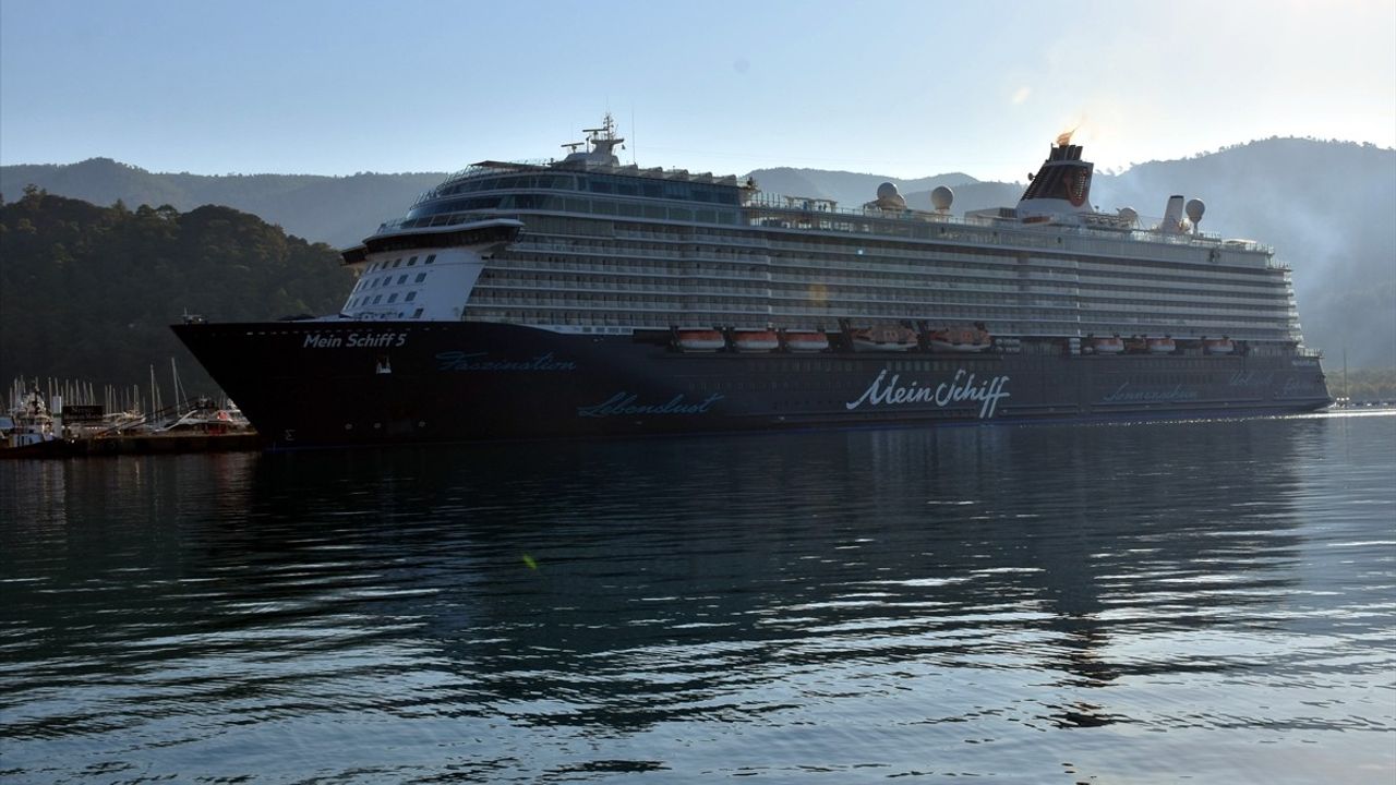 Mein Schiff 5 Kruvaziyeri Marmaris'e Yanaştı