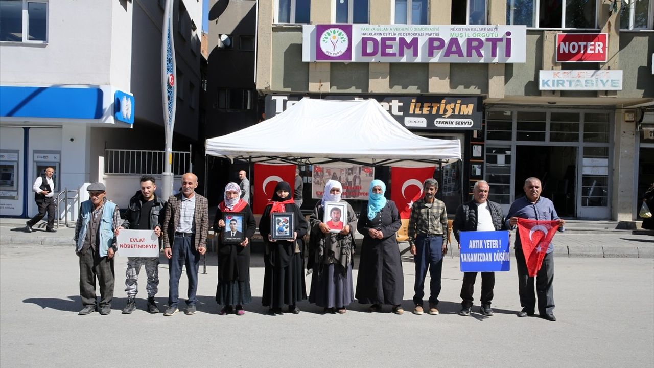 Muş'ta Aileler PKK'ya Karşı Evlat Nöbetini Sürüyor