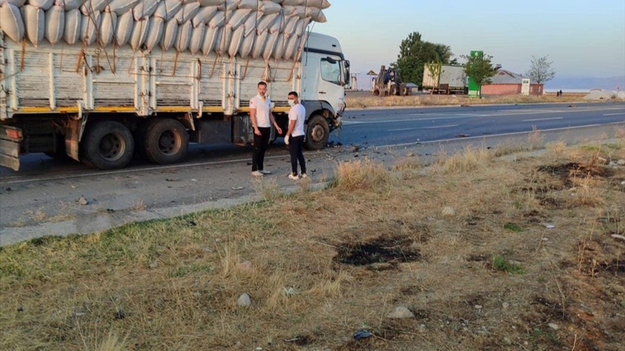 Muş'ta Trafik Kazası: 1 Ölü, 2 Yaralı