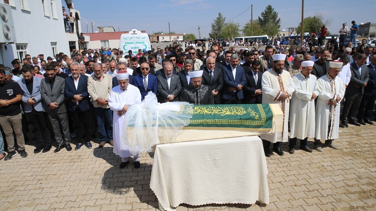 Narin Güran'ın Cenazesi Defnedildi, Ahlaki Çöküşe Dikkat