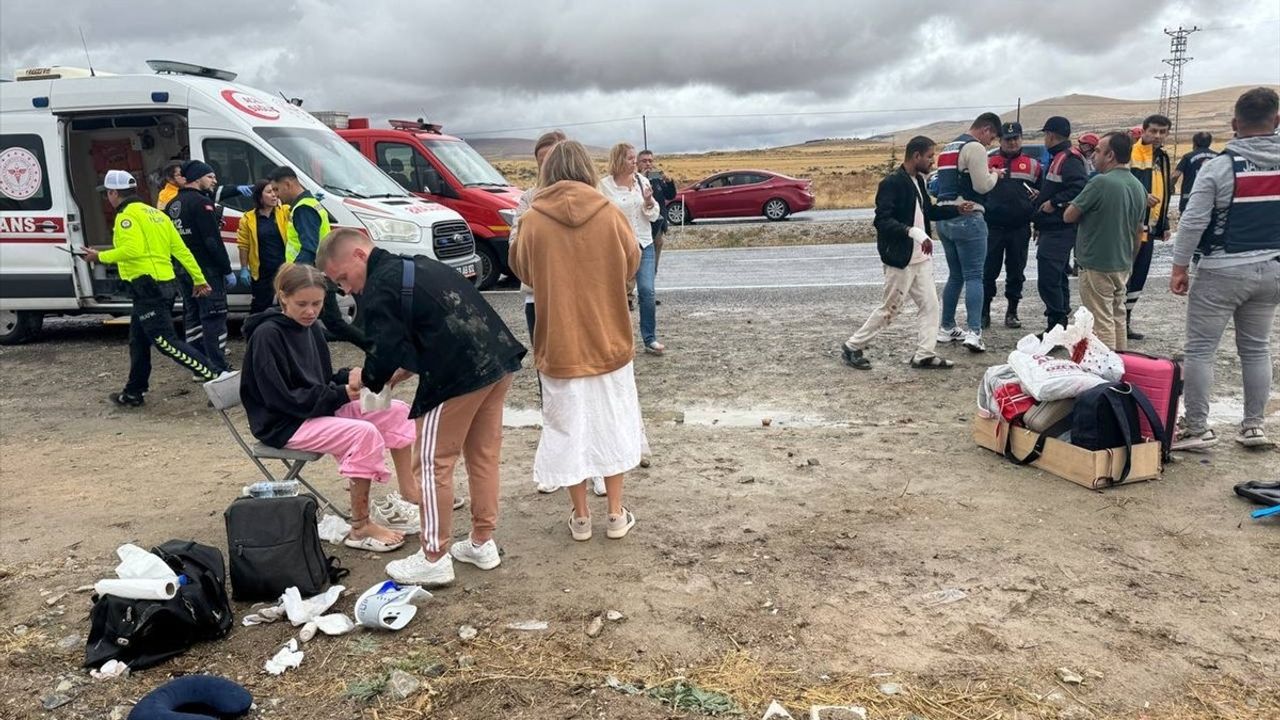 Nevşehir'de Turist Minibüsü Devrildi: 18 Yaralı