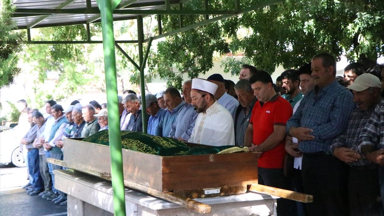 Niğde'de Baraj Gölünde Bulunan Baba ve Kızı Toprağa Verildi