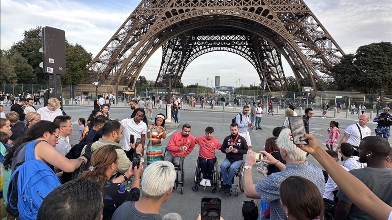 Paris'te Bronz Madalya Kazanan Para Masa Tenisçilerinin Eyfel Kulesi'nde Ziyareti