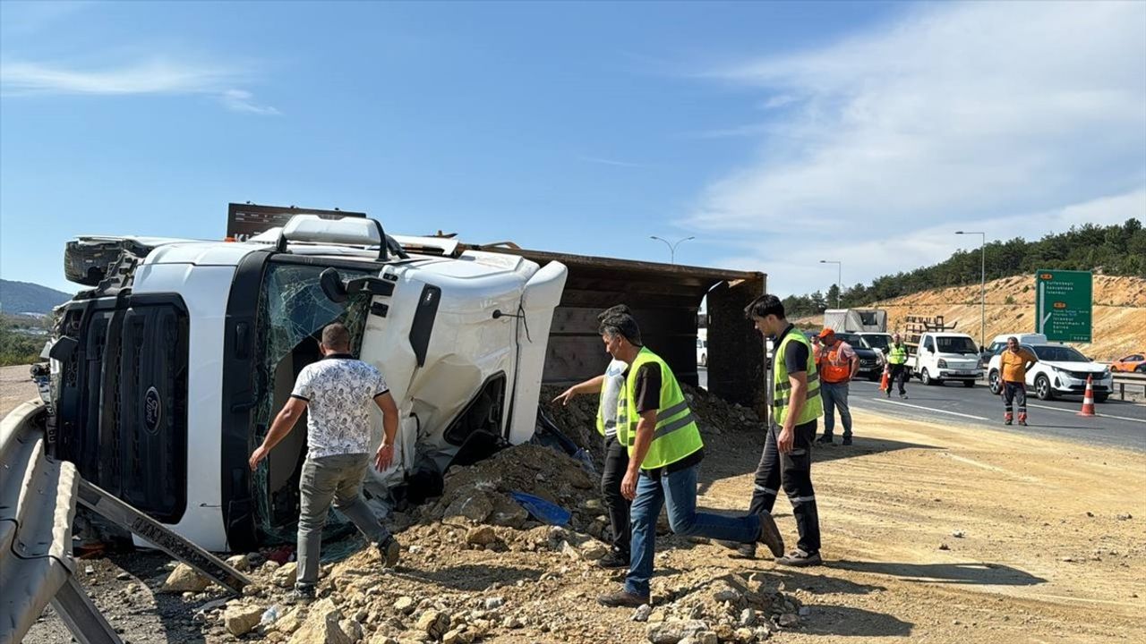 Pendik'te Devrilen Hafriyat Kamyonu Sürücüsü Yaralandı