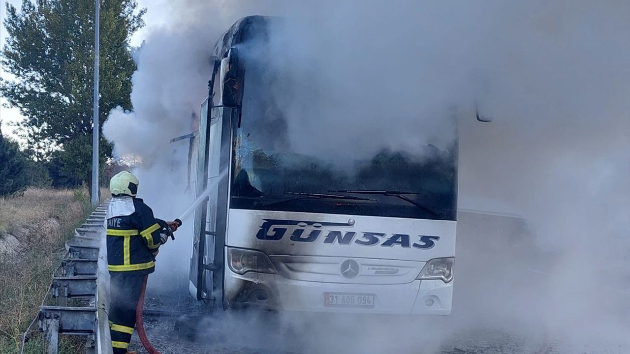 Pozantı'da Otobüs Yangını: 13 Yolcu Güvenle Tahliye Edildi