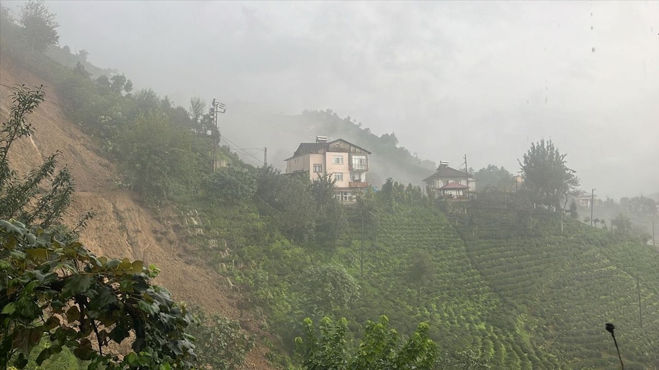 Rize'de Sağanak Yağış Hayatı Etkiledi