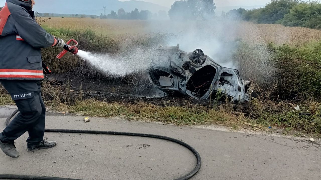 Sakarya'da Devrilen Otomobil Alev Aldı