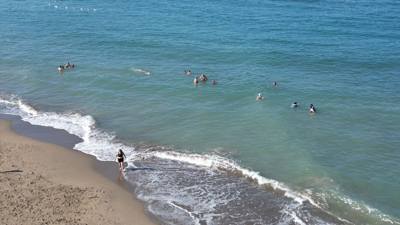 Sakarya'da Sıcak Hava Keyfi: Karasu Sahili'nde Güneşlenme Zamanı