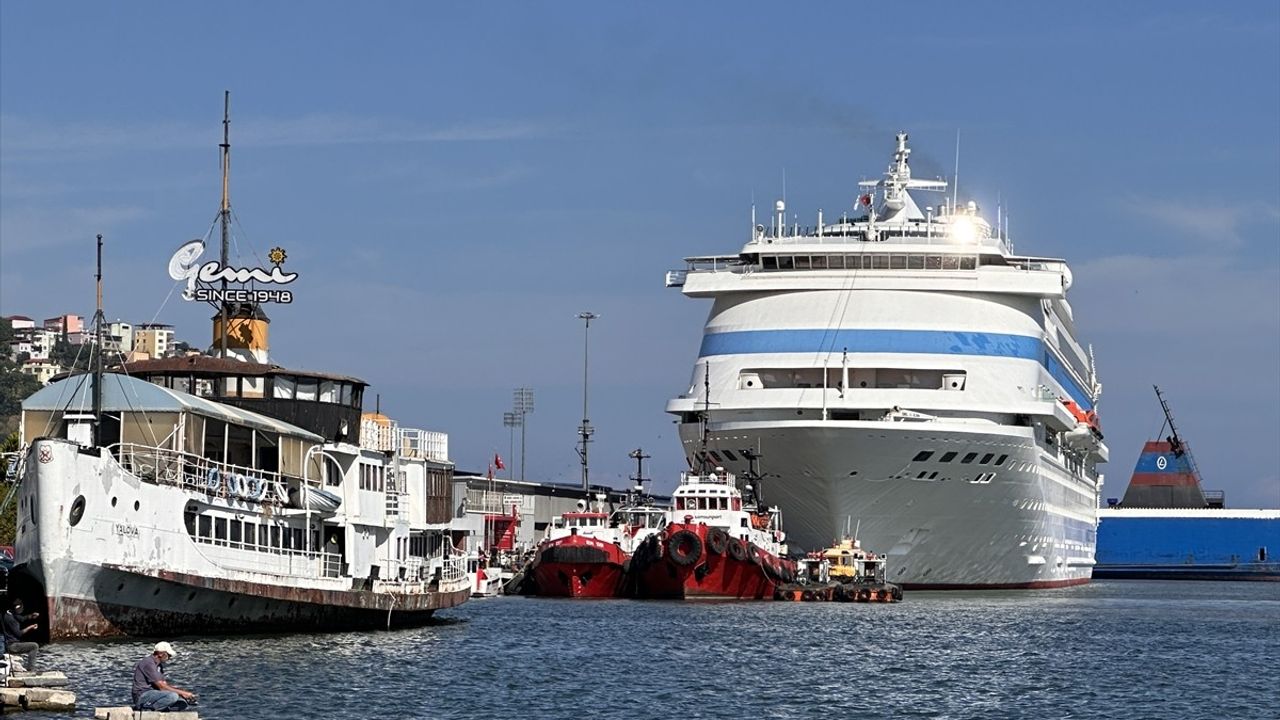 Samsun Limanı'nda Rus Turistleri Ağırlayan 'Astoria Grande' Kruvaziyeri