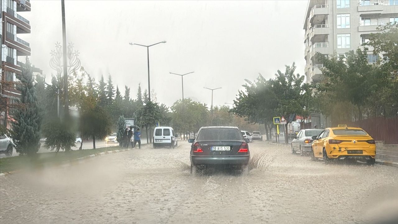 Şanlıurfa'da Sağanak Yağış Etkili Oldu