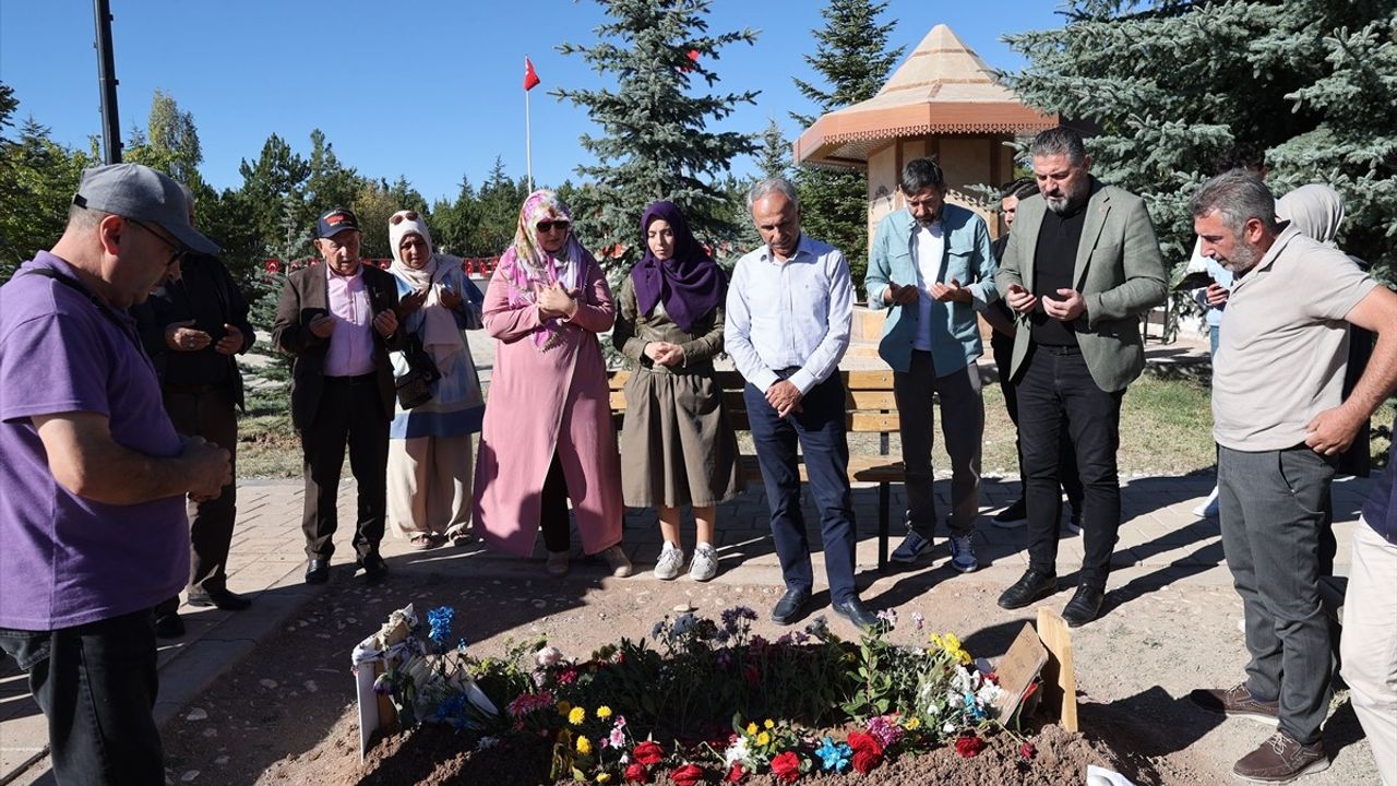 Şehit Polis Memuru Şeyda Yılmaz'ın Kabri Ziyaretçileri Ağırlıyor