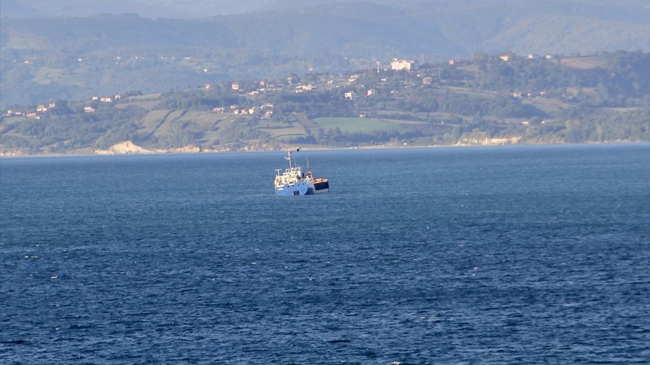 Sinop'ta Batma Tehlikesi Geçiren Gemi Limana Demirledi