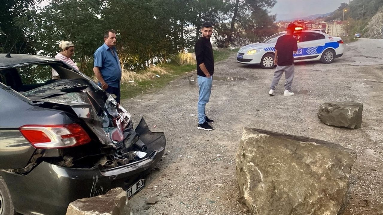 Sinop'ta Yamaçtan Düşen Kaya Park Halindeki Aracın Üzerine Düştü