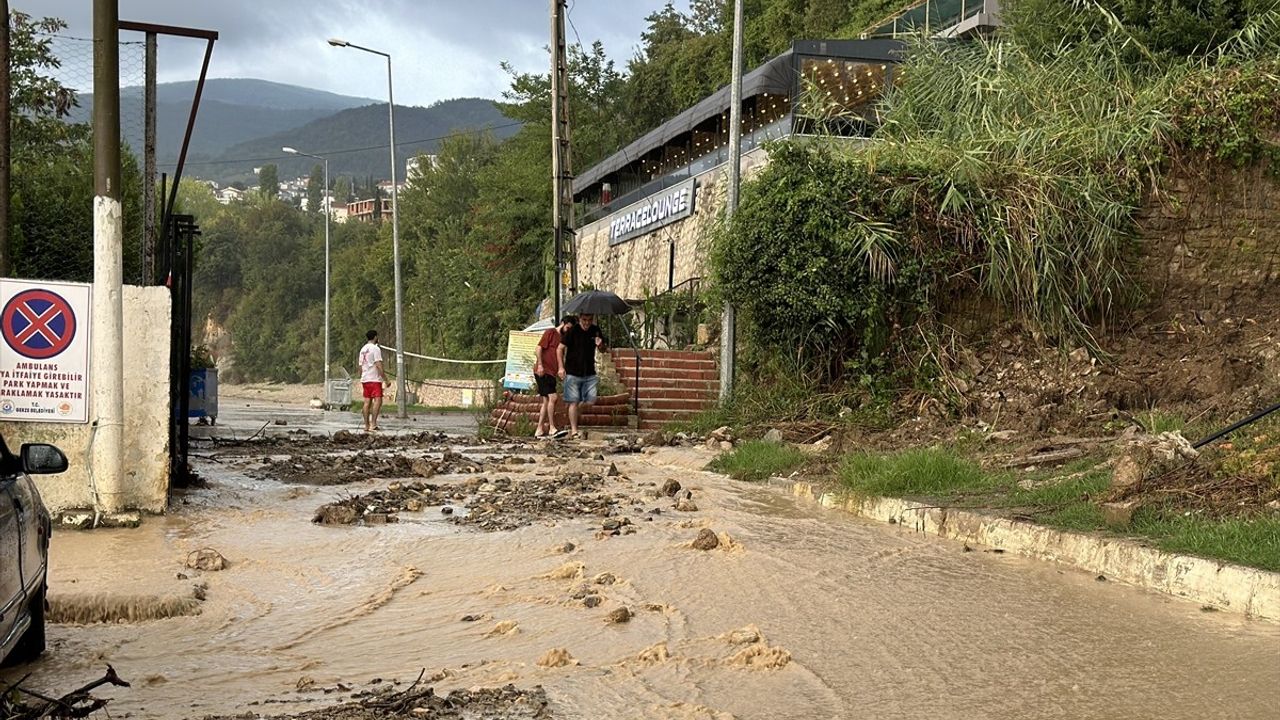 Sinop'ta Yıldırım Gibi Gelen Sağanak Yağış Yolları Vurdu