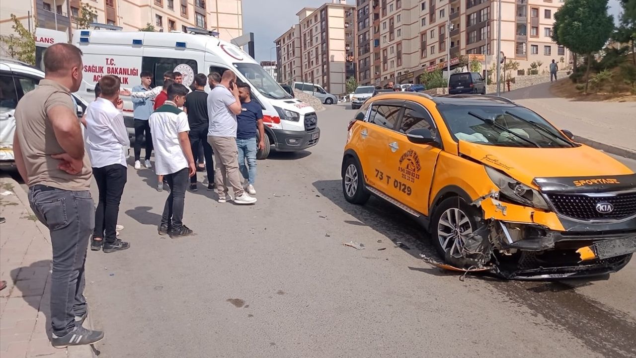 Şırnak'ta Taksi ve Hafif Ticari Araç Çarpıştı: 4 Yaralı