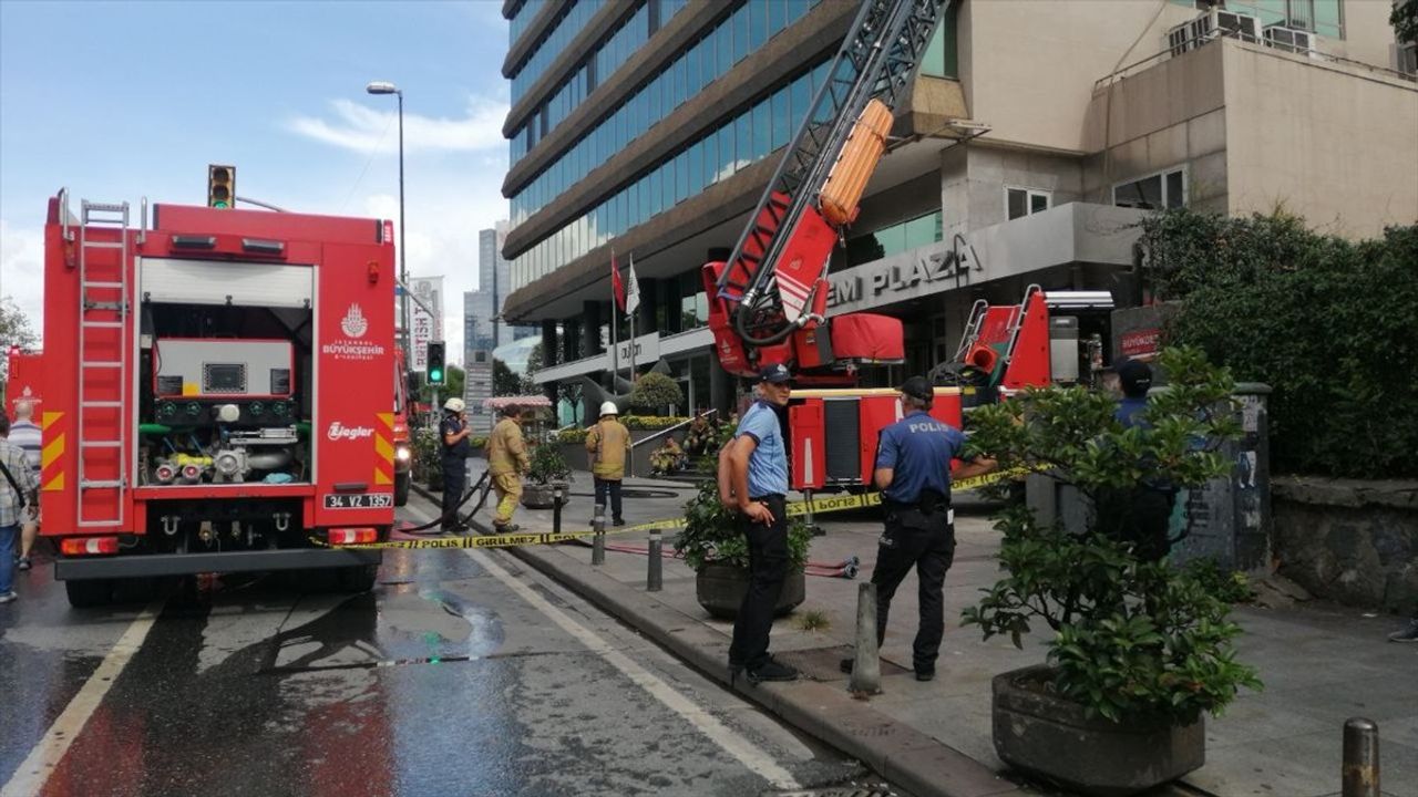 Şişli'de 10 Katlı Plaza Yangını Kontrol Altına Alındı