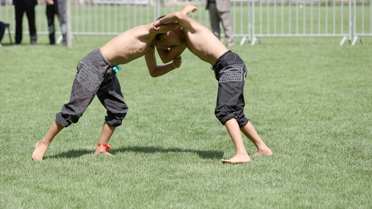 Sivas'ta 2. Uluslararası Güreş Festivali Coşkusu