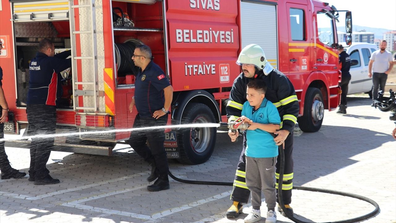 Sivas'ta Öğrencilerden İtfaiyecilere Sürpriz Parti