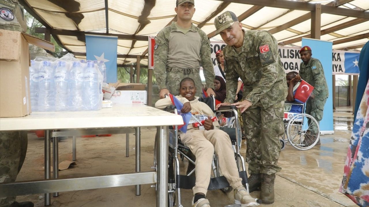 Somali Türk Görev Kuvveti Komutanlığı, İhtiyaç Sahiplerine Tekerlekli Sandalye Dağıttı