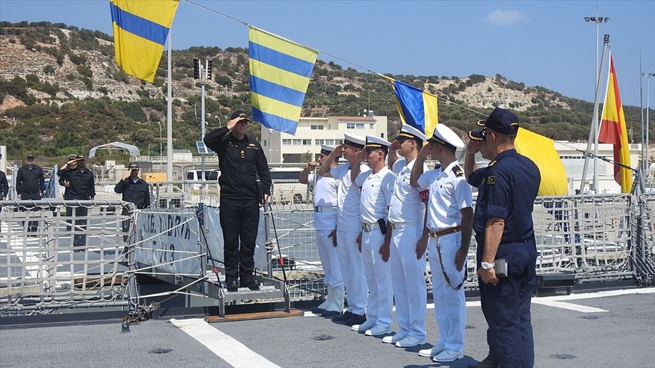 TCG Yıldırım Firkateyni Yunanistan'da Liman Ziyareti Gerçekleştirdi