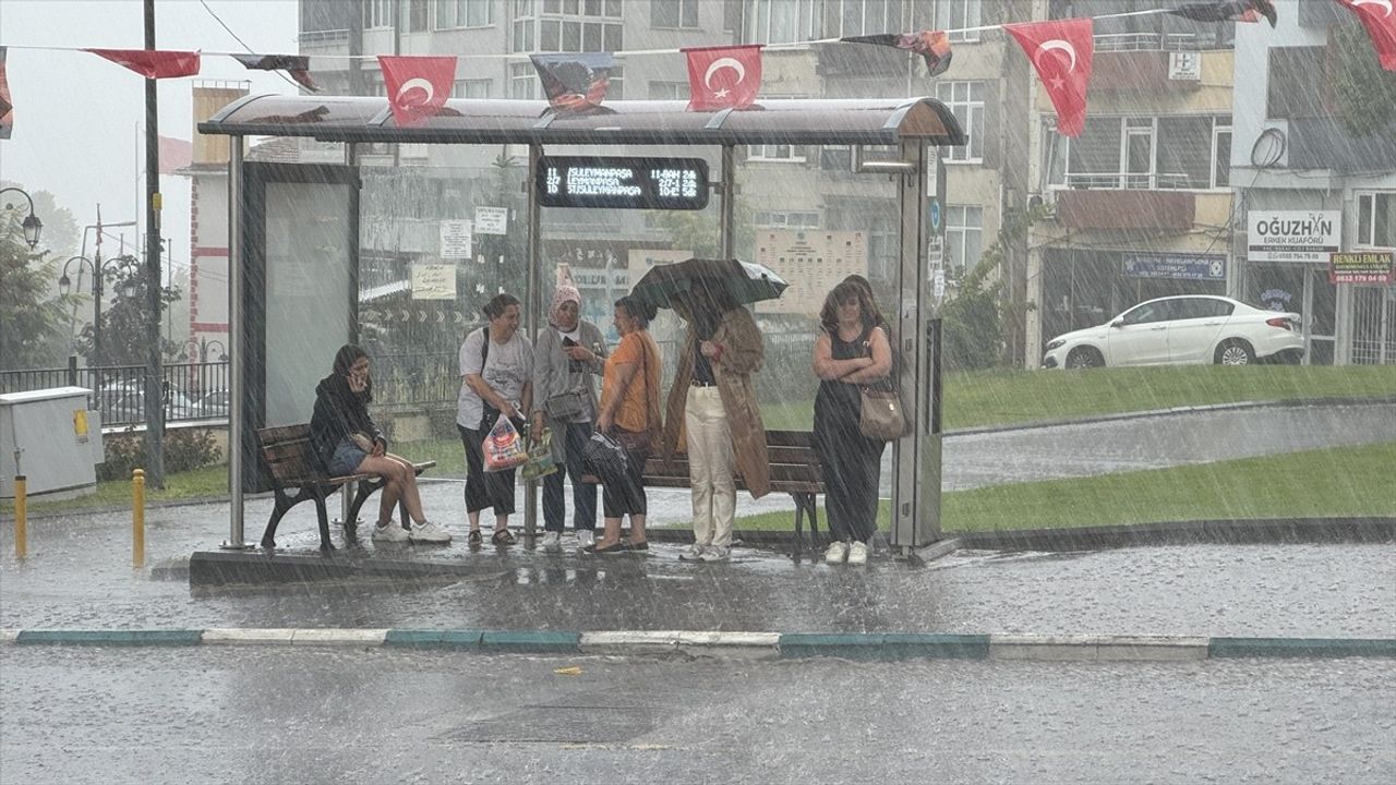 Tekirdağ'da Sağanak Yağış Hayatı Olumsuz Etkiliyor