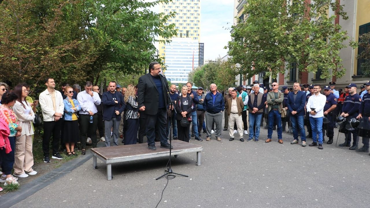 Tiran'da Yolsuzluk İddiaları Nedeniyle Protestolar Devam Ediyor