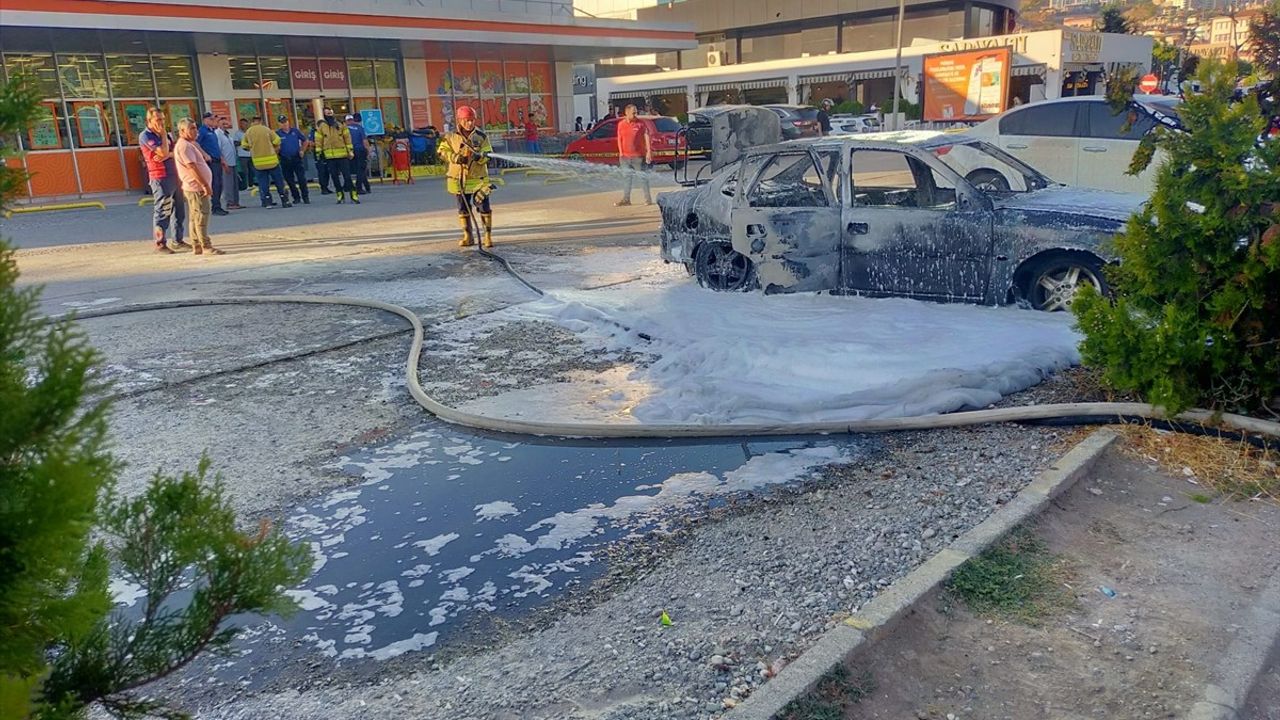 Tokat'ta Park Halindeki Araçta Yangın Çıktı