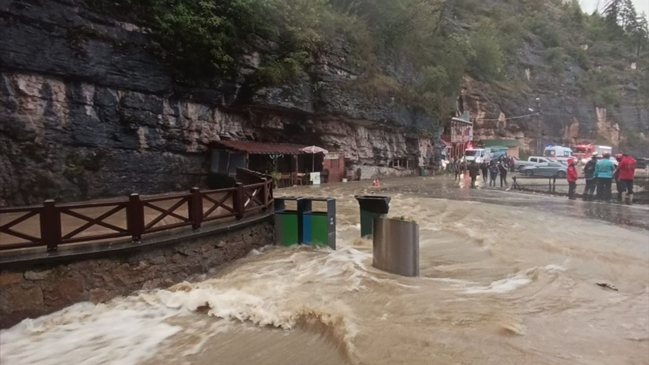 Trabzon'da Sağanak Yağış Nedeniyle Mağarada Mahsur Kalan Turistler Kurtarıldı