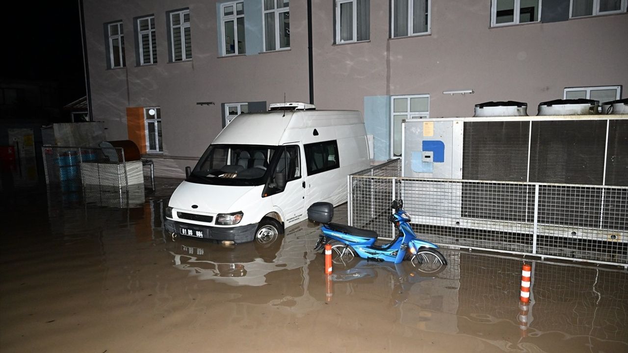 Trabzon'da Sağanak Yağışın Yol Açtığı Su Baskınları Hastaları Etkiledi