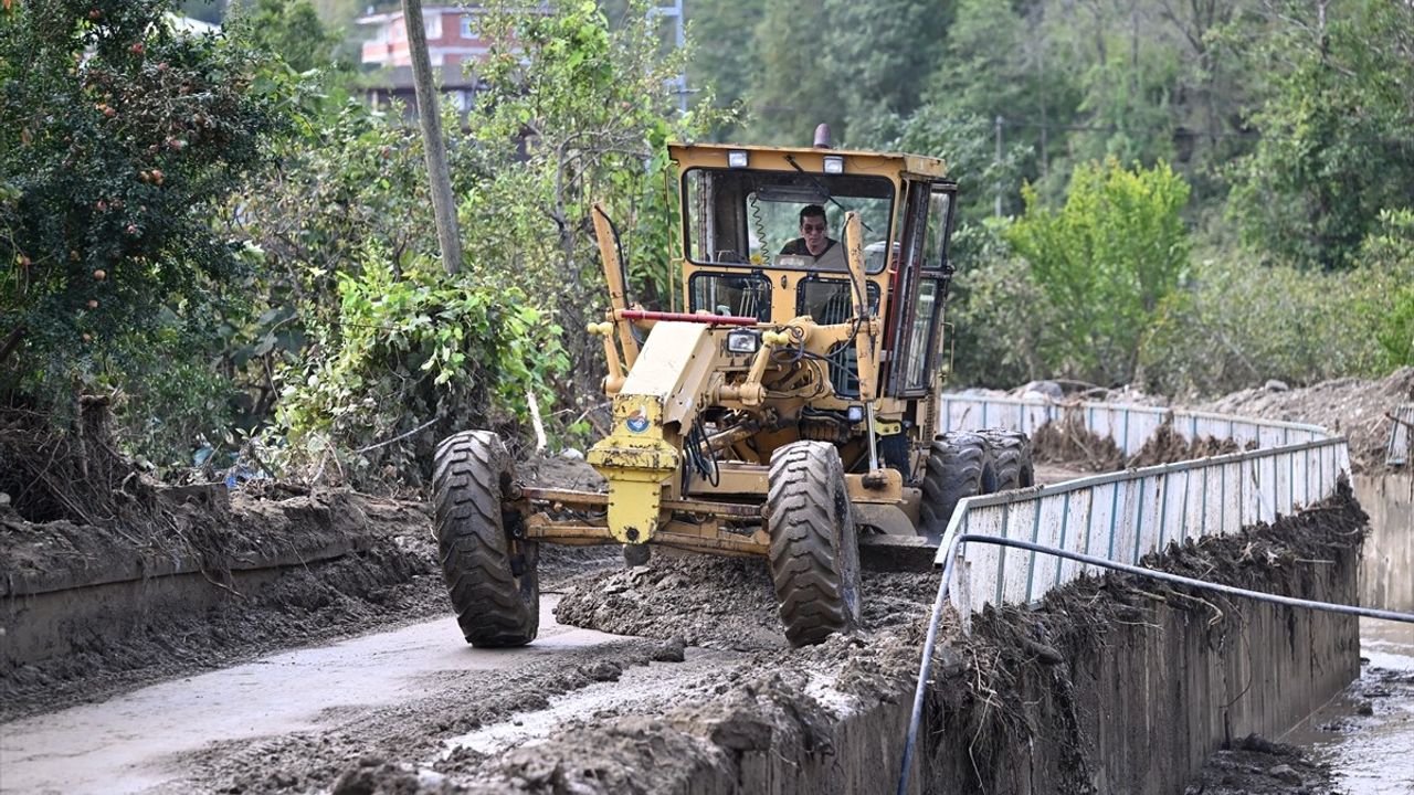 Trabzon'da Taşkın ve Heyelan Sonrası Temizlik Çalışmaları Devam Ediyor