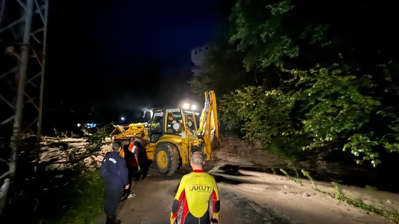 Trabzon'daki Sağanak Yağış Hayatı Olumsuz Etkiliyor