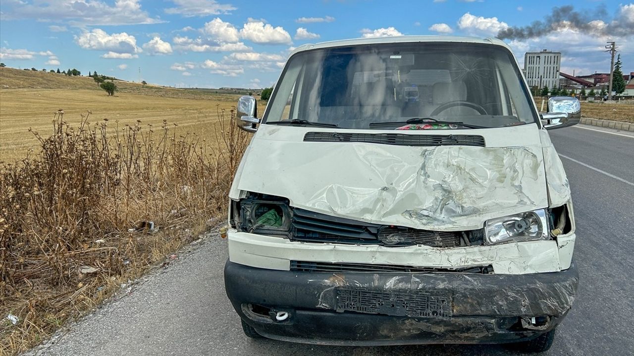 Uşak'ta Minibüs ve Otomobil Çarpıştı: 1 Ölü, 3 Yaralı