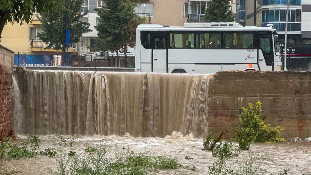 Uşak'ta Sağanak Yağış Hayatı Olumsuz Etkiledi