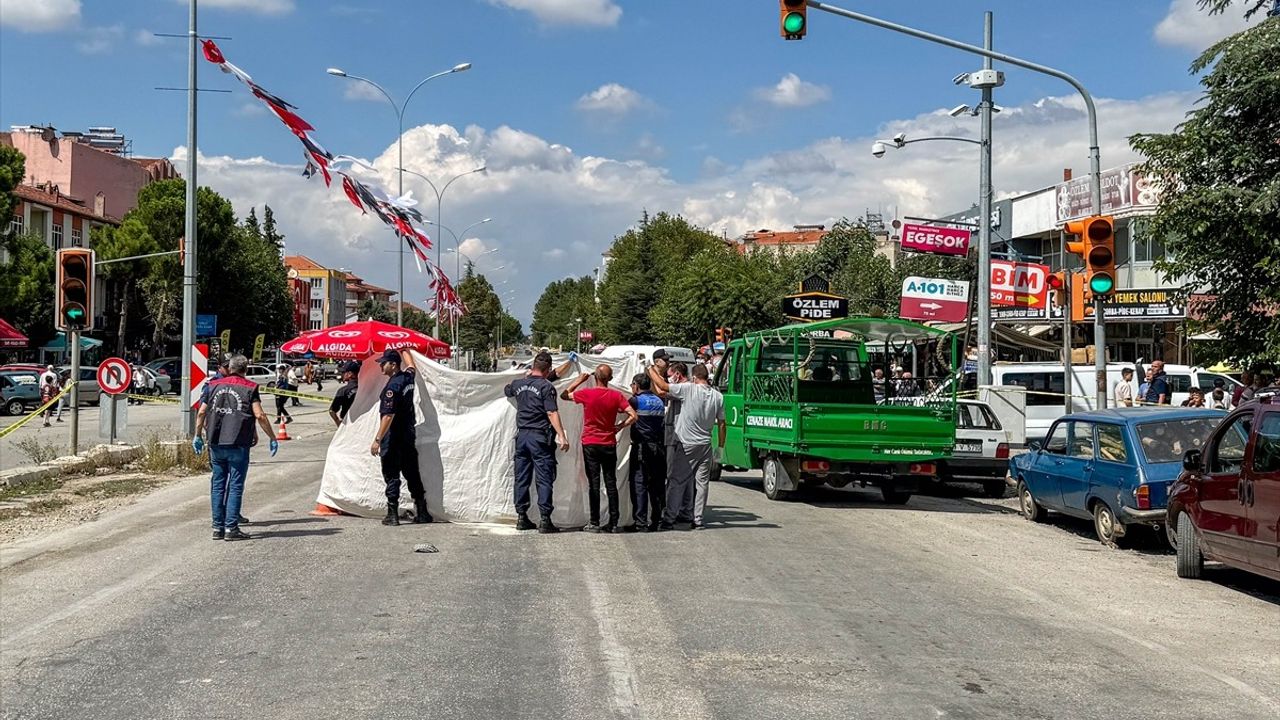 Uşak'ta Tır Çarpması: 86 Yaşındaki Adam Hayatını Kaybetti