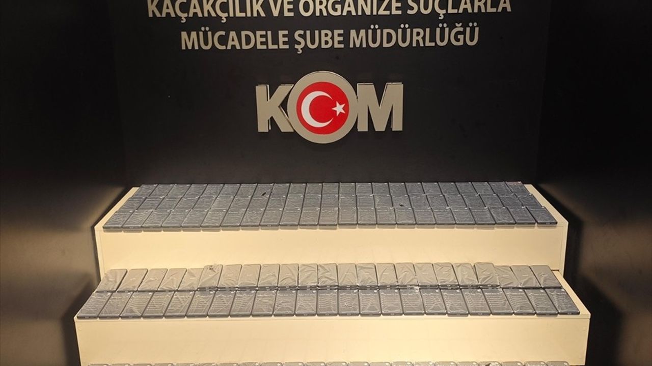 Van'da Gümrük Kaçağı 296 Cep Telefonu Ele Geçirildi