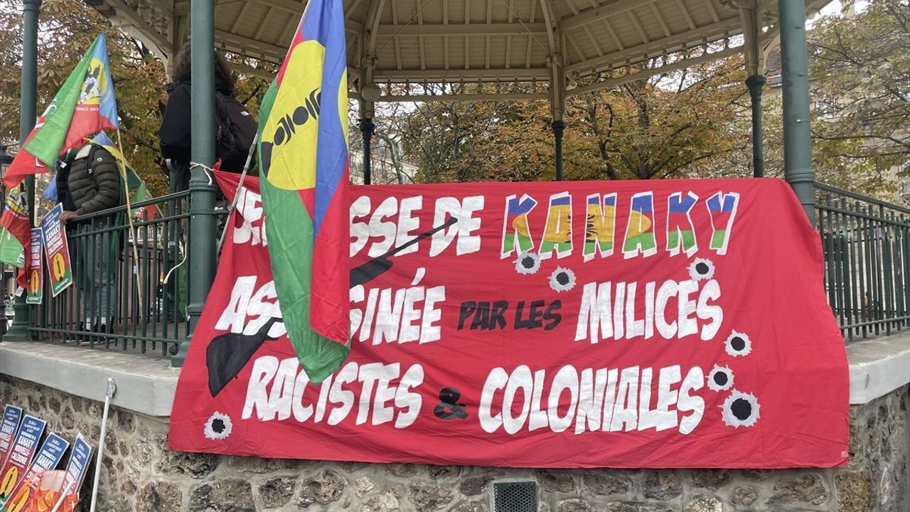 Yeni Kaledonya'nın Sömürge Tarihine Karşı Paris'te Protesto