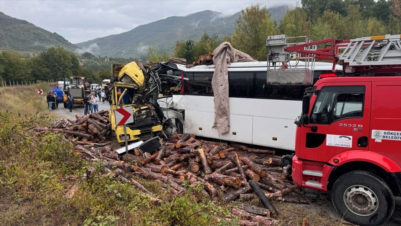 Zonguldak'ta Otobüs ve Kamyon Çarpıştı: 2 Ölü, 23 Yaralı