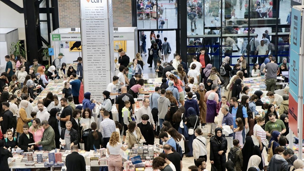 14. Kocaeli Kitap Fuarı'nda Hafta Sonu Yoğunluğu