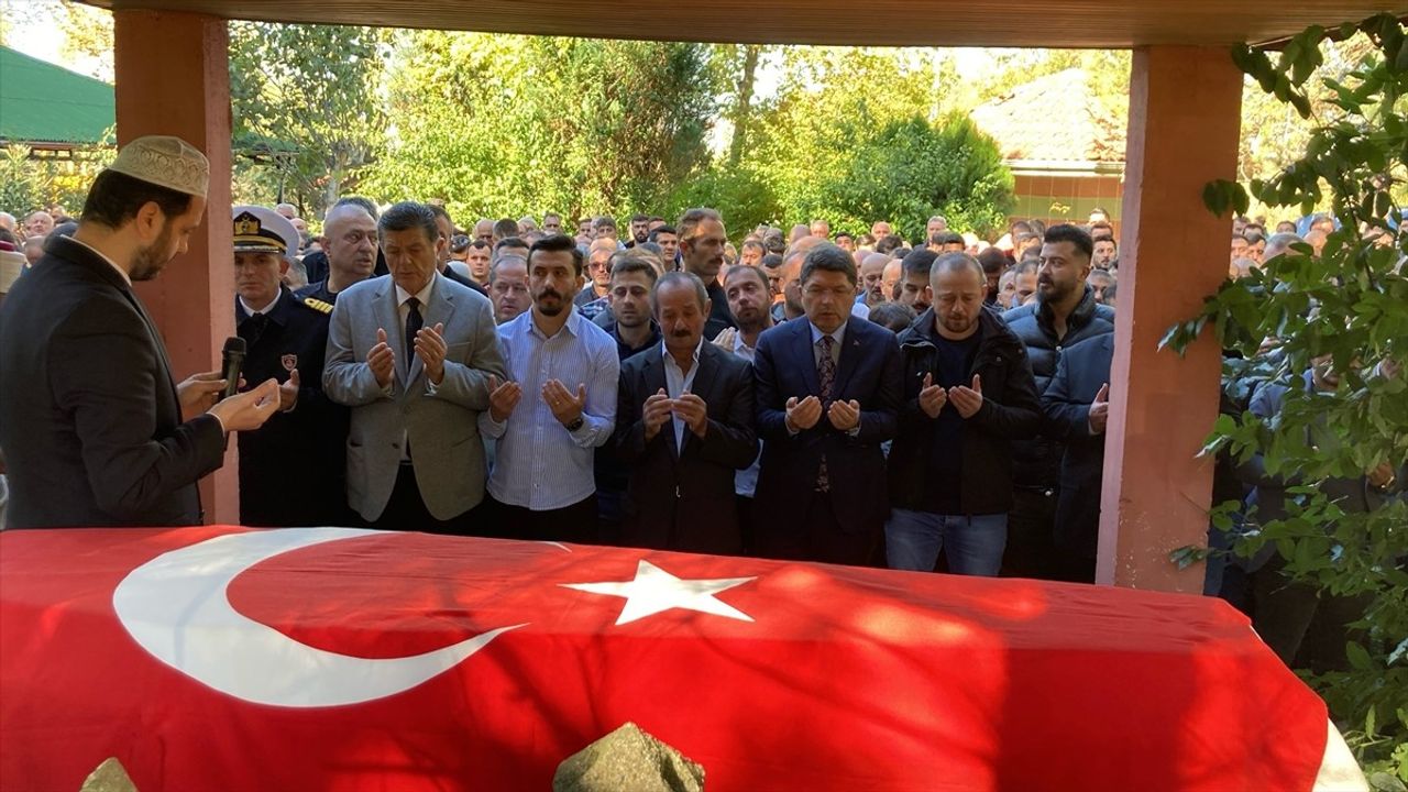 Adalet Bakanı Tunç, Bartın'daki Maden Ocağı Göçüğünde Hayatını Kaybeden İşçinin Cenaze Törenine Katıldı