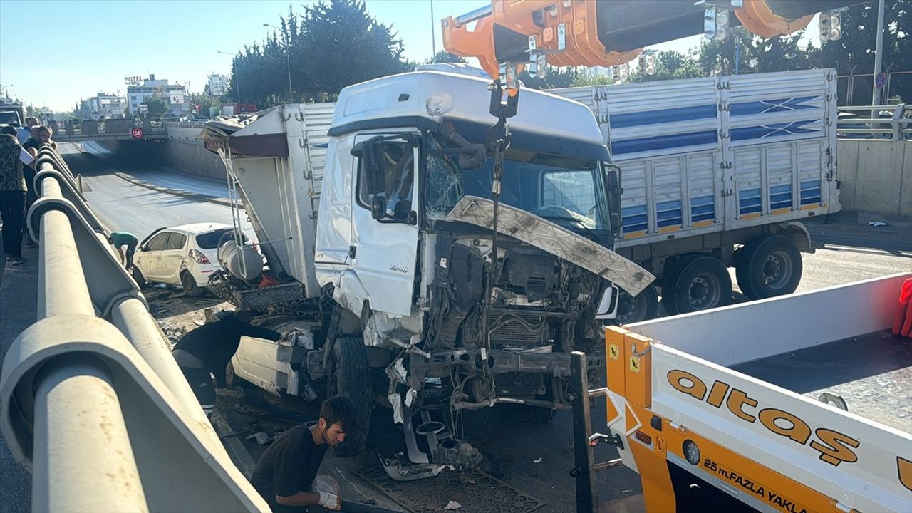 Adana'da Trafik Kazası: Kamyon ve Otomobil Çarpıştı