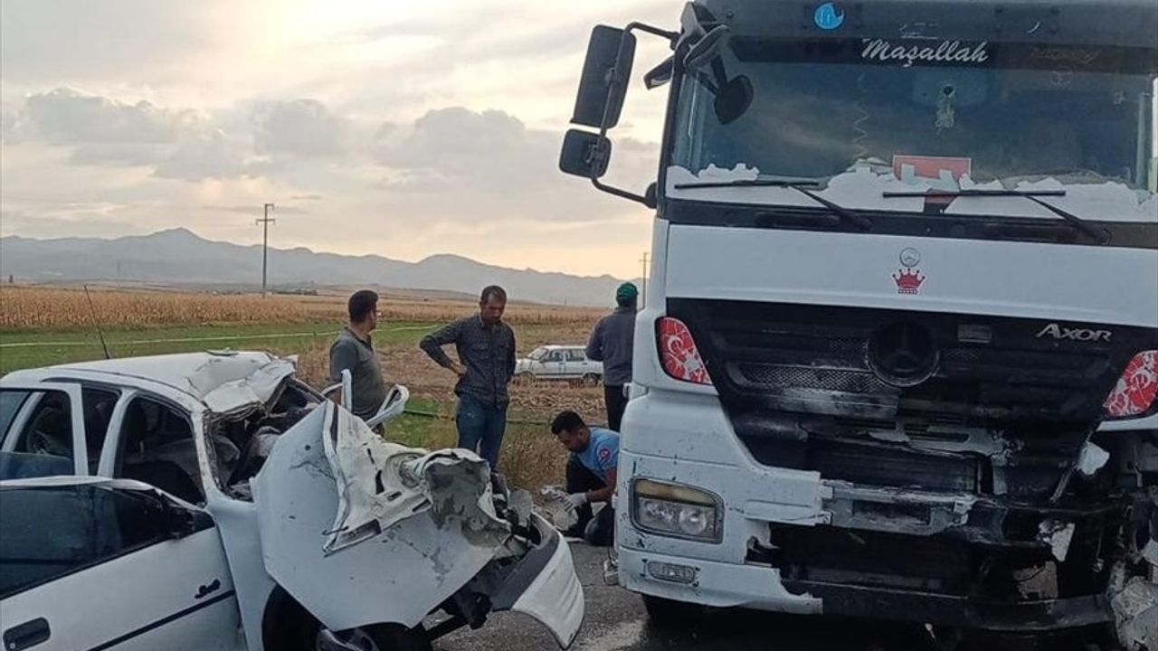 Afyonkarahisar'da Tır ve Otomobil Kazası: 3 Ölü, 1 Yaralı