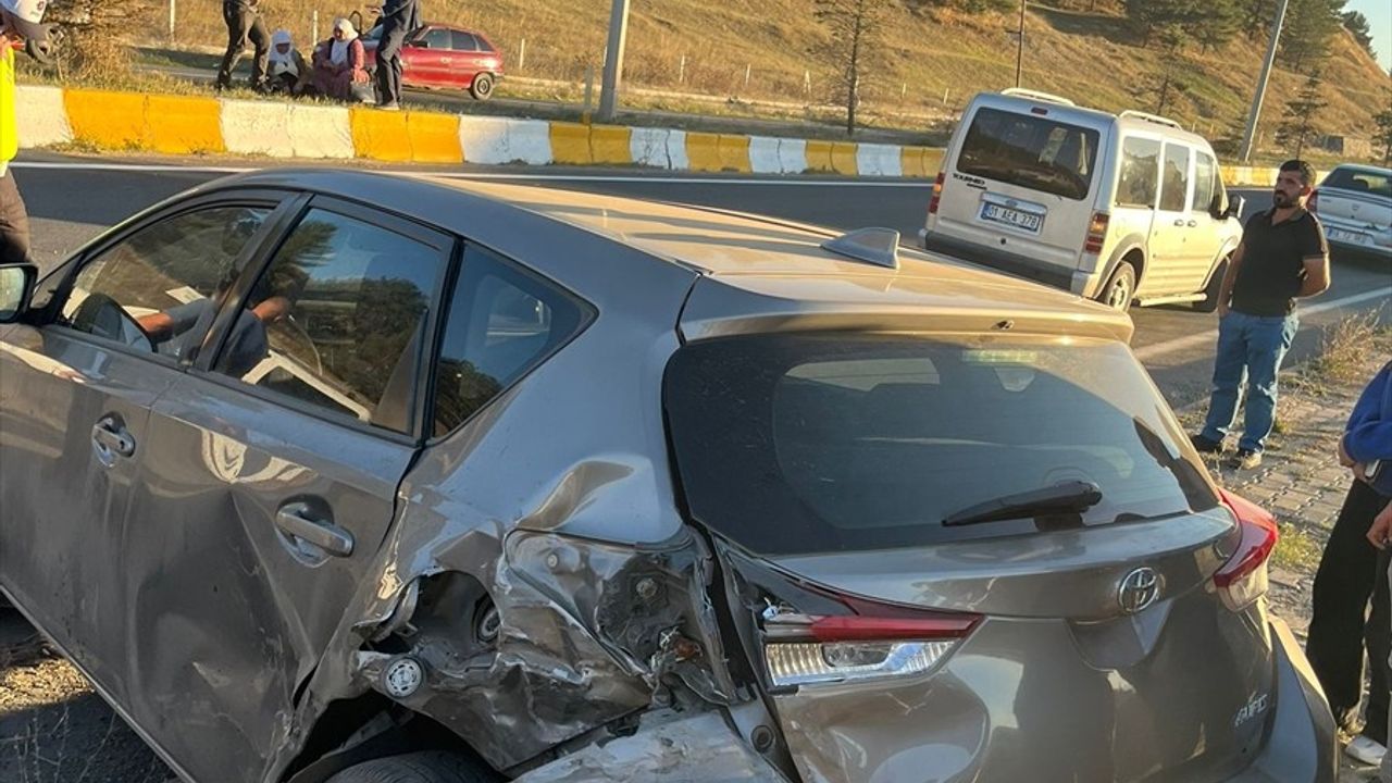 Ağrı'da Trafik Kazası: 1 Bebekle 8 Kişi Yaralandı